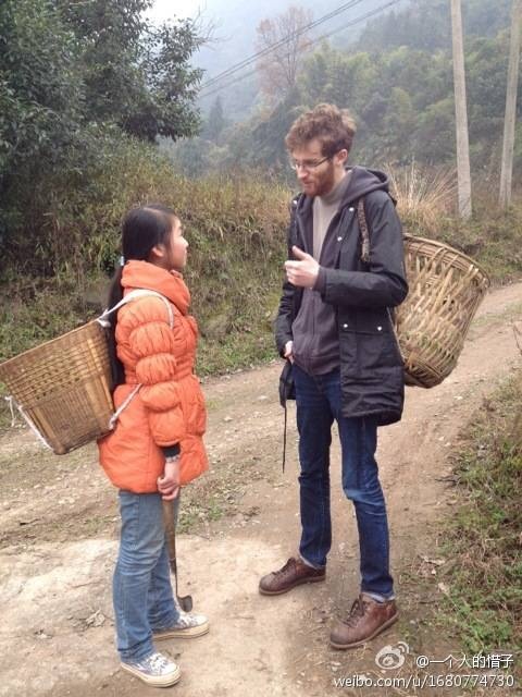 助留守儿童圆梦 欧洲杯外籍教师江津村小授课