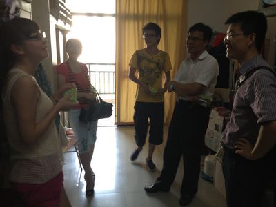 情系留校学生,欧洲杯领导头顶酷暑“送清凉”