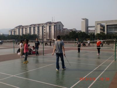 庆快乐节日,强团队体魄——外国语学院学生工作办公室第一届羽毛球赛顺利举行